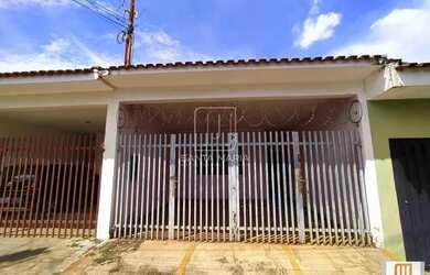 Imagem: A casa à venda possui 2 Dormitórios, 2 Banheiros, 1 Vaga na