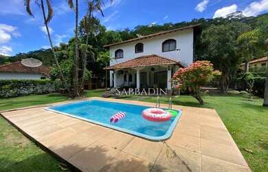 Imagem: A casa em condomínio à venda possui 5 Dormitórios, 4 Banheiros