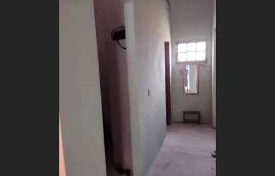 Imagem: A casa possui 3 Dormitórios, 1 Banheiro, 1 Vaga na garagem