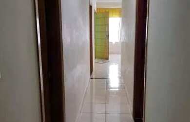 Imagem: A casa possui 3 Dormitórios, 2 Banheiros, 2 Vagas na garagem