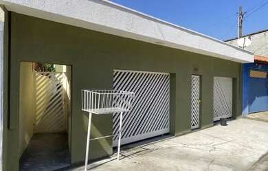 Imagem: A casa possui 3 Dormitórios, 3 Banheiros, 1 Vaga na garagem