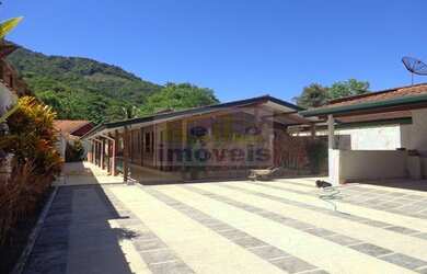 Imagem: A casa possui 3 Dormitórios, 2 Banheiros, 4 Vagas na garagem