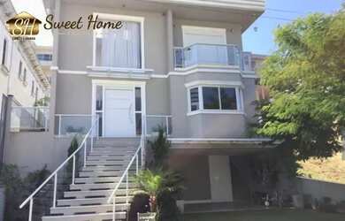 Imagem: A casa possui 4 Dormitórios, 4 Banheiros, 4 Vagas na garagem