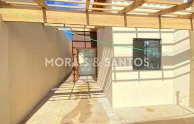 Imagem: A casa possui 3 Dormitórios, 1 Banheiro, 1 Vaga na garagem