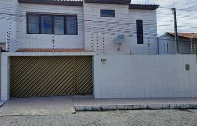Imagem: A casa possui 5 Dormitórios, 4 Banheiros, 3 Vagas na garagem