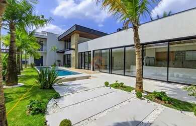 Imagem: A casa possui 5 Dormitórios, 5 Banheiros, 4 Vagas na garagem