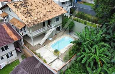 Imagem: A casa possui 5 Dormitórios, 3 Banheiros, 5 Vagas na garagem