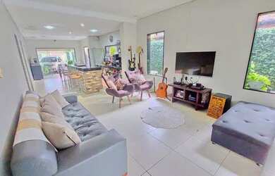 Imagem: A casa possui 3 Dormitórios, 2 Banheiros, 4 Vagas na garagem