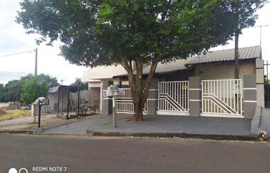 Imagem: A casa possui 1 Dormitório, 1 Banheiro, 1 Vaga na garagem