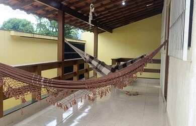 Imagem: A casa possui 3 Dormitórios, 3 Banheiros, 2 Vagas na garagem