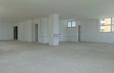 Imagem: O depósito possui 2 Vagas na garagem e 145m² de Área e está