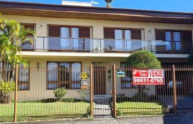 Imagem: A casa possui 4 Dormitórios, 4 Banheiros, 5 Vagas na garagem