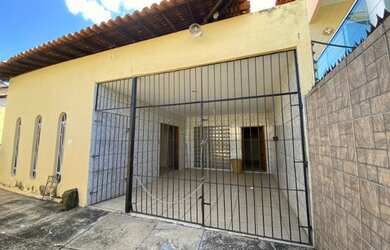 Imagem: A casa possui 3 Dormitórios, 2 Banheiros, 3 Vagas na garagem