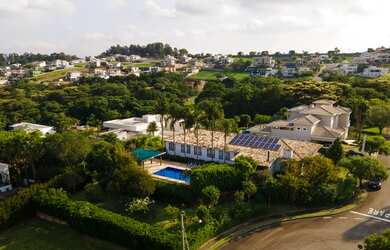 Imagem: A casa em condomínio possui 5 Dormitórios, 3 Banheiros, 4