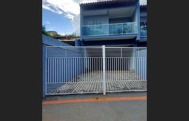 Imagem: A casa possui 3 Dormitórios, 2 Banheiros, 3 Vagas na garagem