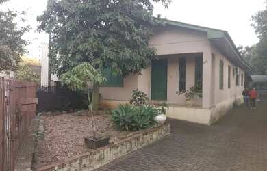 Imagem: A casa possui 5 Dormitórios, 3 Banheiros, 4 Vagas na garagem