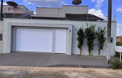 Imagem: A casa possui 3 Dormitórios, 2 Banheiros, 300m² de Área e