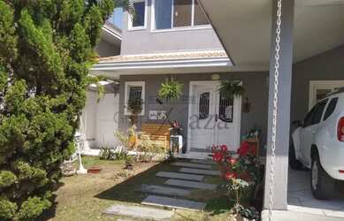 Imagem: A casa em condomínio possui 4 Dormitórios, 5 Banheiros, 2