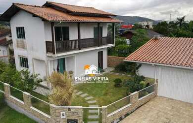 Imagem: A casa possui 2 Dormitórios, 1 Banheiro, 2 Vagas na garagem