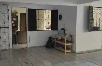 Imagem: A casa possui 2 Dormitórios, 2 Banheiros, 2 Vagas na garagem