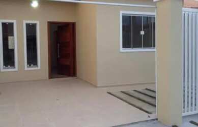 Imagem: A casa possui 3 Dormitórios, 2 Banheiros, 1 Vaga na garagem