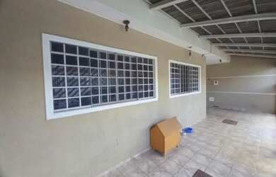 Imagem: A casa possui 3 Dormitórios, 2 Banheiros, 1 Vaga na garagem