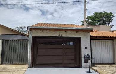 Imagem: A casa possui 2 Dormitórios, 2 Banheiros, 2 Vagas na garagem