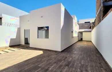 Imagem: A casa possui 3 Dormitórios, 2 Banheiros, 5 Vagas na garagem