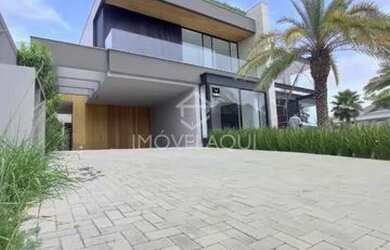 Imagem: A casa em condomínio possui 5 Dormitórios, 5 Banheiros, 4