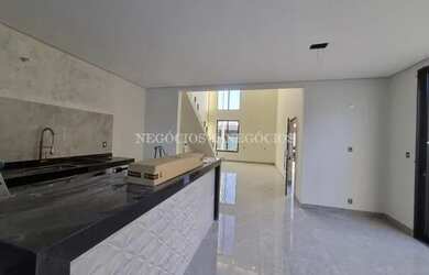 Imagem: A casa em condomínio possui 4 Dormitórios, 4 Banheiros, 2