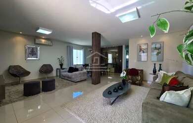 Imagem: A casa possui 4 Dormitórios, 4 Banheiros, 5 Vagas na garagem