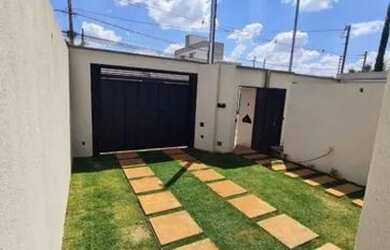 Imagem: A casa possui 3 Dormitórios, 2 Banheiros, 2 Vagas na garagem