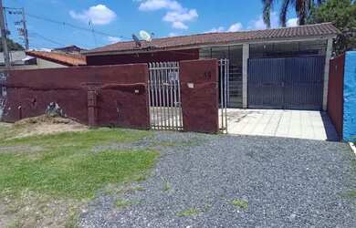 Imagem: A casa possui 4 Dormitórios, 2 Banheiros, 2 Vagas na garagem