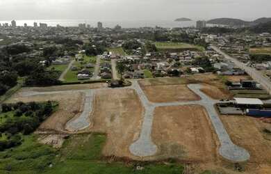 Imagem: O terreno possui 300m² de Área e está localizado em Balneário