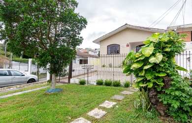 Imagem: A casa possui 5 Dormitórios, 2 Banheiros, 5 Vagas na garagem