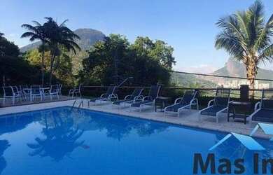 Imagem: A casa possui 5 Dormitórios, 5 Banheiros, 4 Vagas na garagem