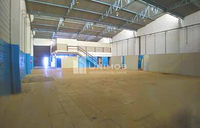 Imagem: O depósito possui 3 Vagas na garagem, 938m² de Área e está