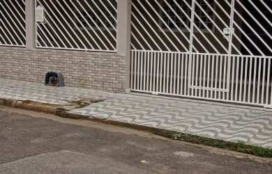 Imagem: A casa possui 3 Dormitórios, 2 Banheiros, 4 Vagas na garagem