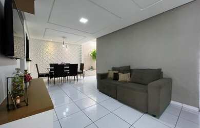 Imagem: A casa possui 3 Dormitórios, 1 Banheiro, 2 Vagas na garagem