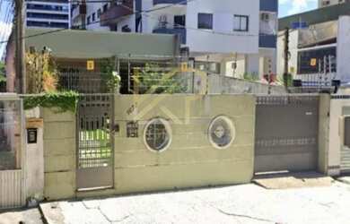 Imagem: A casa possui 4 Dormitórios, 5 Banheiros, 4 Vagas na garagem