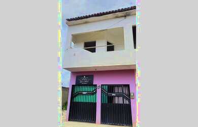 Imagem: A casa possui 4 Dormitórios, 2 Banheiros, 1 Vaga na garagem