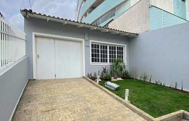 Imagem: A casa possui 3 Dormitórios, 1 Banheiro, 2 Vagas na garagem