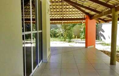 Imagem: A casa possui 3 Dormitórios, 3 Banheiros, 4 Vagas na garagem