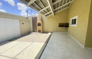 Imagem: A casa possui 3 Dormitórios, 1 Banheiro, 2 Vagas na garagem