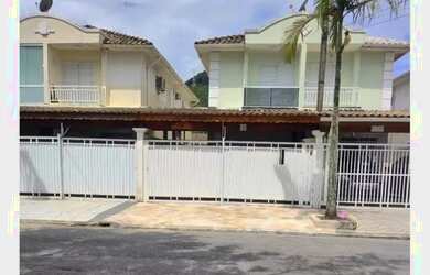 Imagem: A casa possui 3 Dormitórios, 2 Banheiros, 2 Vagas na garagem