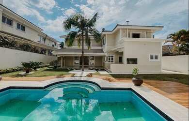 Imagem: A casa em condomínio possui 4 Dormitórios, 5 Banheiros e 600m²