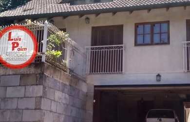 Imagem: A casa possui 3 Dormitórios, 2 Banheiros, 2 Vagas na garagem