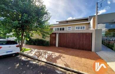 Imagem: A casa possui 3 Dormitórios, 4 Banheiros, 2 Vagas na garagem