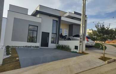 Imagem: A casa em condomínio possui 3 Dormitórios, 1 Banheiro, 2 Vagas