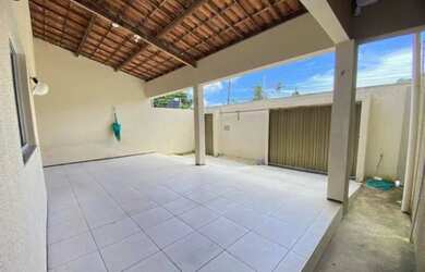 Imagem: A casa possui 3 Dormitórios, 2 Banheiros, 2 Vagas na garagem